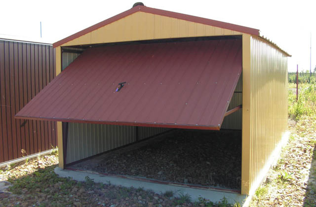 garaż 3x5 dach dwuspadowy blacha akrylowa z okuciami blaszanymi brama uchylna