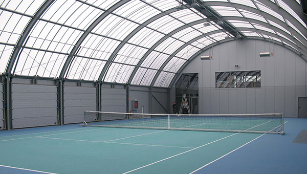 świetliki dachowe na kortach tenisowych
