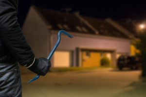 włamywacz z łomem