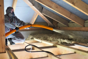 proces wdmuchiwania wełny izolacyjnej