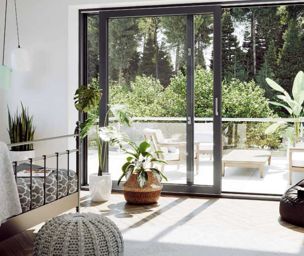 Grafitowe drzwi przesuwne SLIDE Abakus-Okna na taras w nowoczesnej sypialni jako jeden z rodzajów drzwi przesuwnych tarasowych