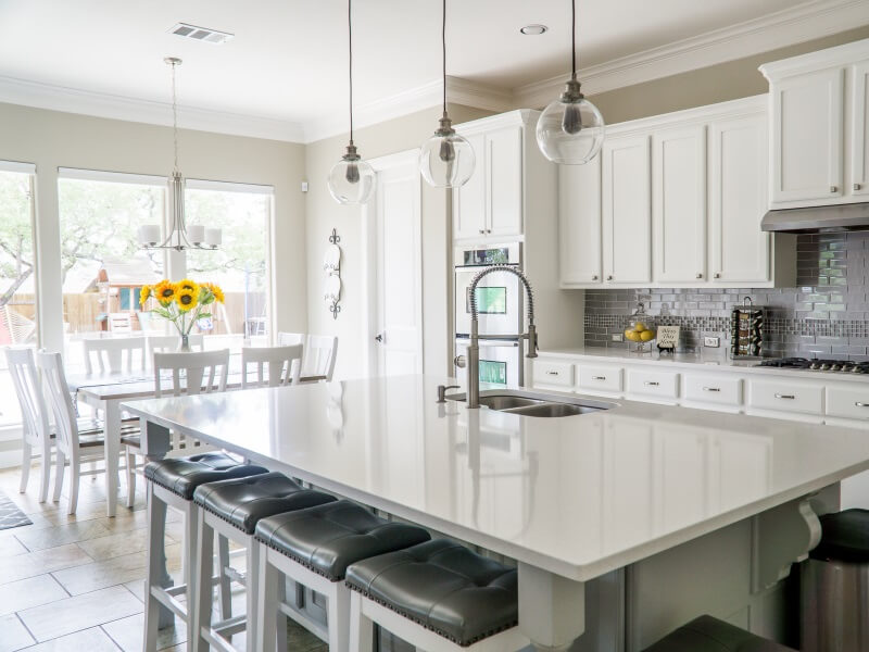 Jasna kuchnia z wyjściem na taras przez drzwi przesuwne tarasowe Abakus 