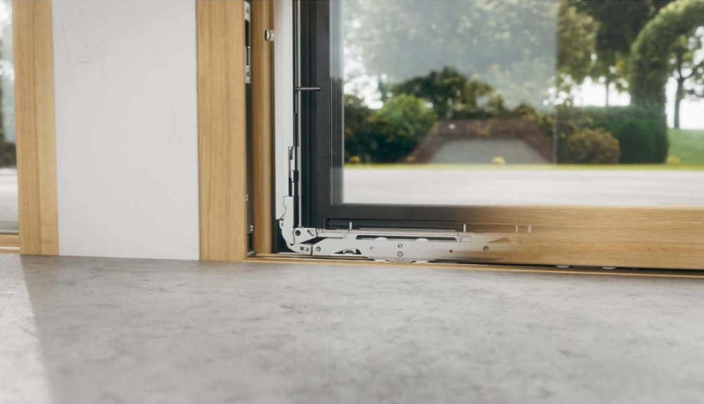 Zbliżenie progu drzwi tarasowych HST z ukrytym okuciem Abakus Okna bezbarierowy próg w drzwiach przesuwnych tarasowych 
