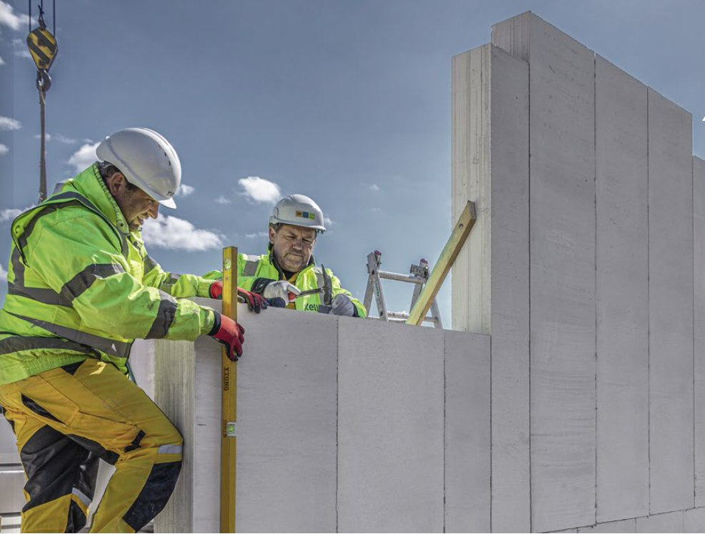 Ekipa budowlana szybko wznosi ścianę domu z paneli Ytong Panel SWE Ultra plus, kontrolując poziom ściany