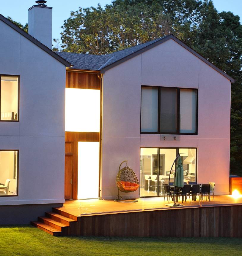 Nowoczesny, dobrze doświetlony dom z dużymi przeszkleniami i tarasem, przykładowy energooszczędny budynek prefabrykowany 