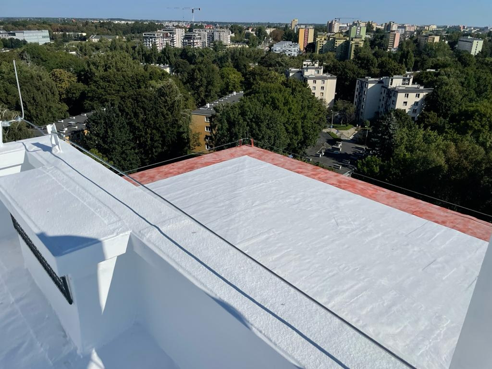 Hydronylon można stosować na dachach budynków indywidualnych jak i użyteczności publicznej czy przemysłowych