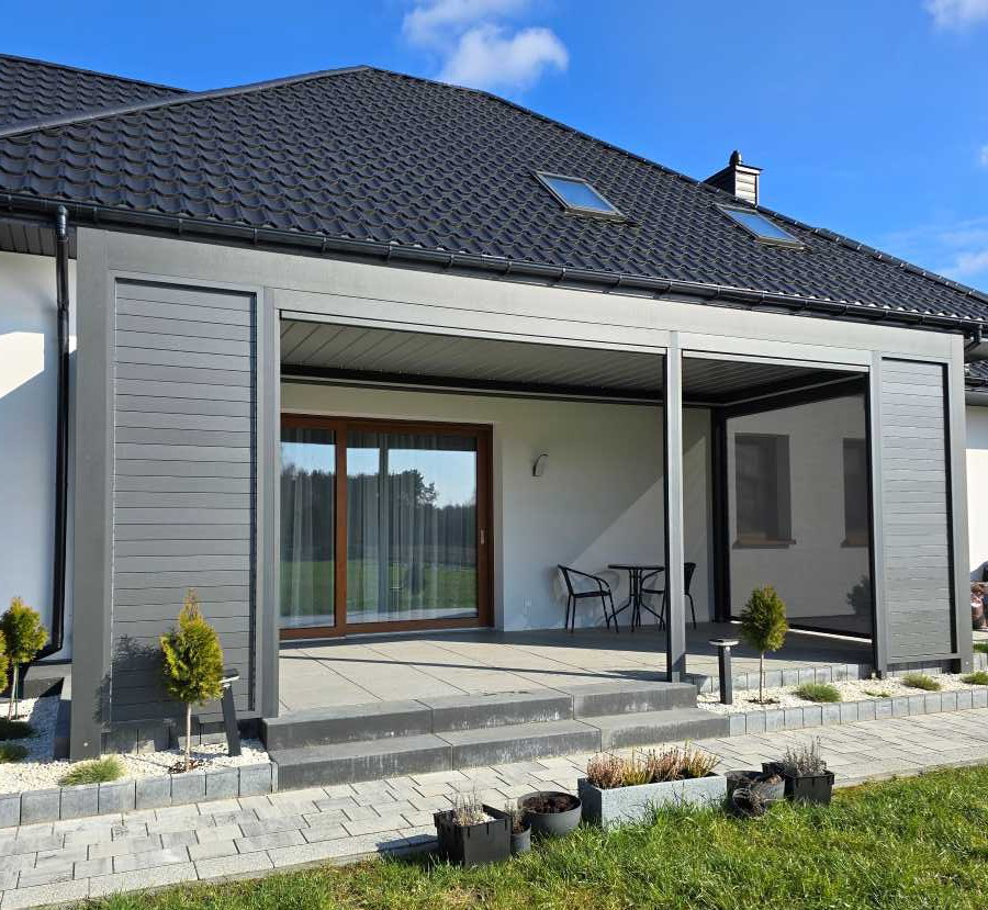Pergola żaluzjowa tarasowa w wersji przyściennej , boczne panele shutters zamknięte lamele – SuperPergole Warszawa