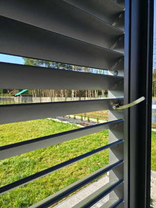 5a pergola-żaluzjowa-na-taras-panel-shutters-pochwyt-do-sterowania-z-blokadą-click-stop-superpergole-warszawa.jpg