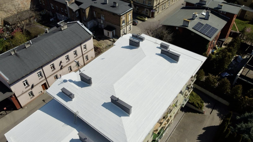 Biała izolacja Hydronylon chroni przed przegrzewaniem dachu