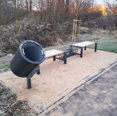 9b Montaż małej architektury, ławek, śmietników Lubin. 20.11.2024. 2