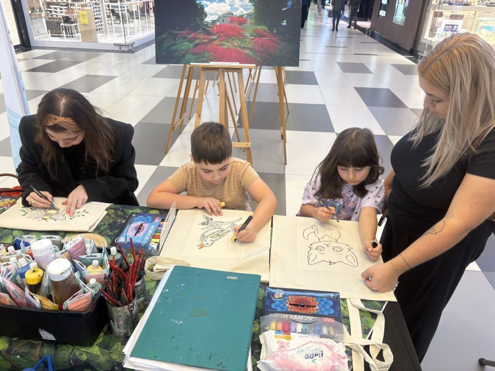 dzieci rysują w trakcie eko warsztatów w galerii chełm