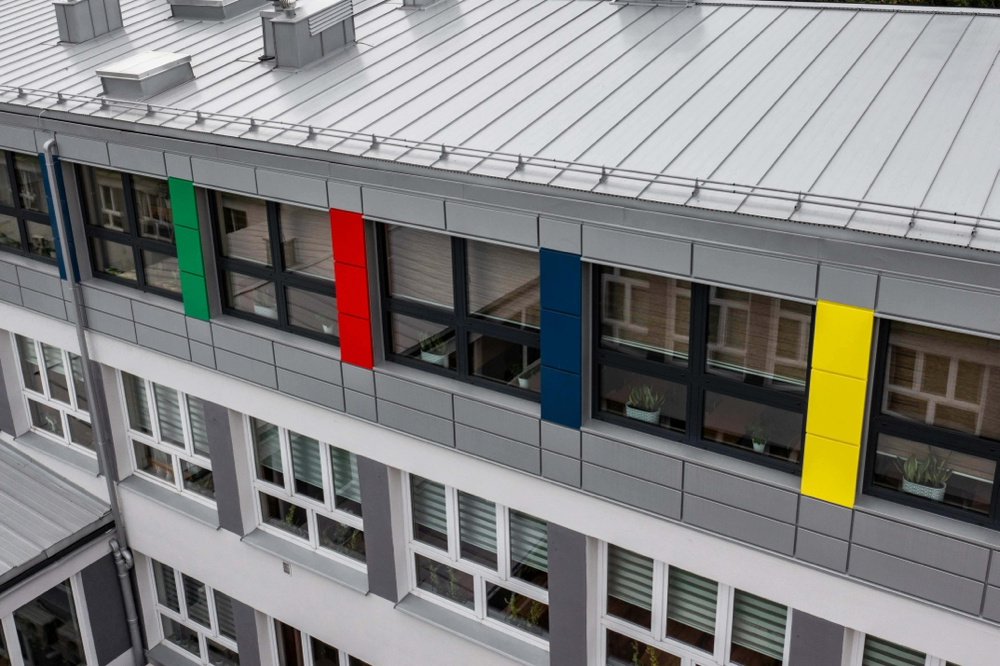 Elewacja wentylowana z kasetonów elewacyjnych SKRIN BP2 w różnych kolorach na budynku użyteczności publicznej