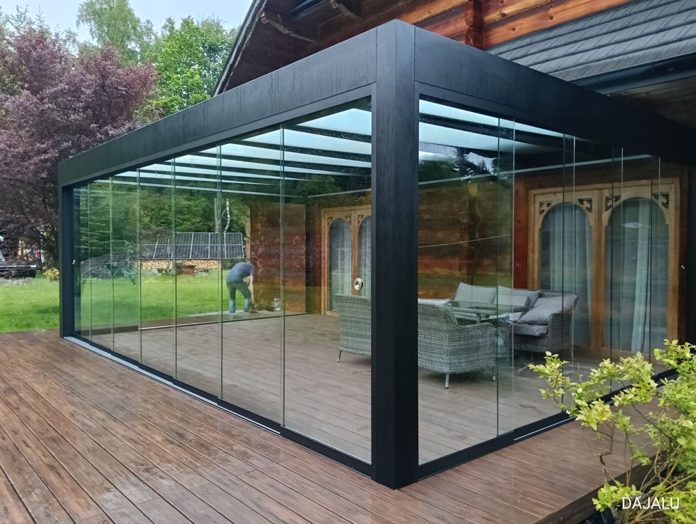 Nowoczesna zabudowa tarasu – szkło i aluminium, dom z
bali, DAJALU. Zadaszenia tarasów Małopolska