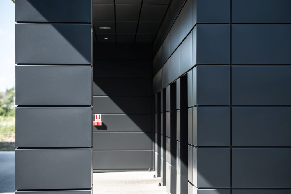 Kasetony elewacyjne SKRIN BP2 w kolorze grafitowym – nowoczesna elewacja stalowa z podziałem modułowym
