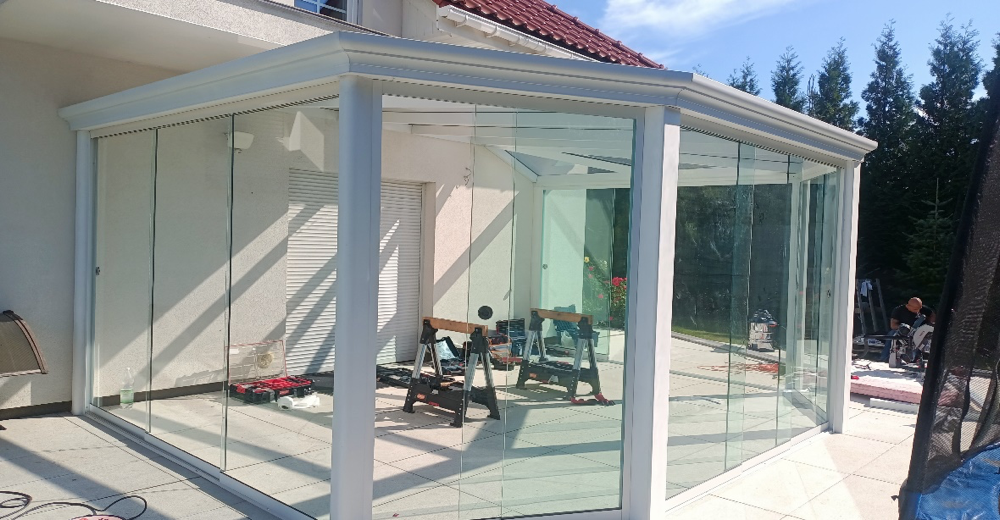 Biała klasyczna zabudowa tarasu DAJALU – szkło i aluminium. Zadaszenia tarasów Małopolska