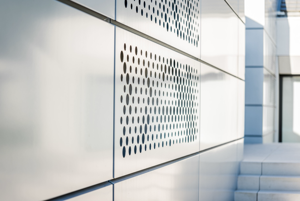 Perforowane kasetony elewacyjne SKRIN BP2 – stalowa okładzina elewacyjna z perforacją okrągłą