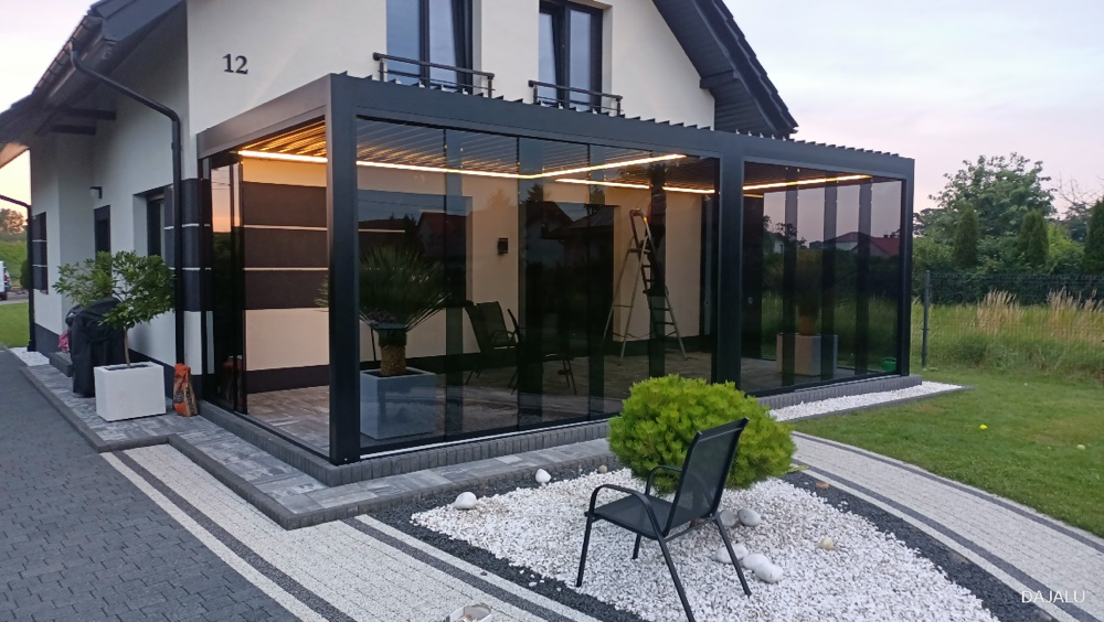 DAJALU – czarna pergola z LED i szkłem, pełna zabudowa. Zadaszenia tarasów Małopolska