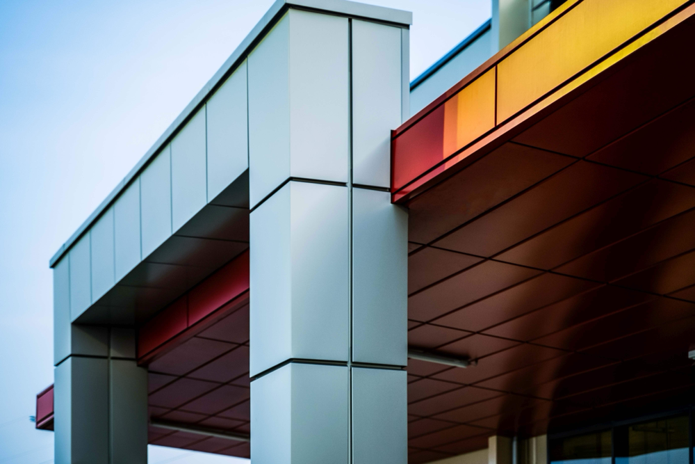 Kasetony elewacyjne SKRIN BP2 w różnych kolorach – połączenie stali powlekanej i nowoczesnej architektury