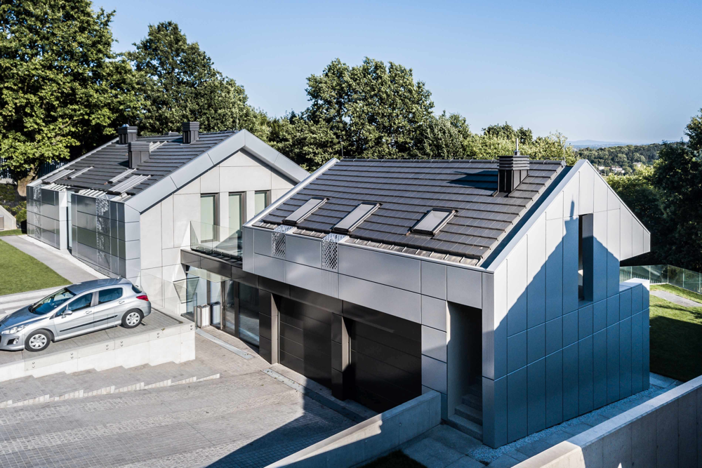 Kasetony elewacyjne SKRIN BP2 na elewacji domu jednorodzinnego – nowoczesna stalowa fasada