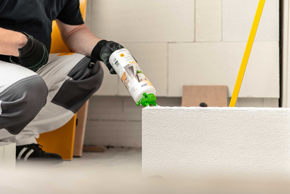 Nakładanie kleju do bloczków Ytong EasyFix na bloczek betonu komórkowego – ścianki działowe do 10 cm