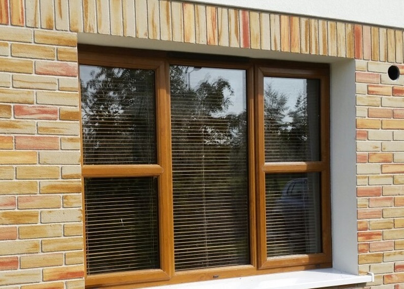 Elastyczna cegła na elewacji domu PromaDekor CE jasna okładzina wokół okna