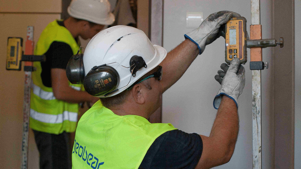 Monitoring laserowy podczas wzmacniania gruntu i stabilizacji osiadającego budynku