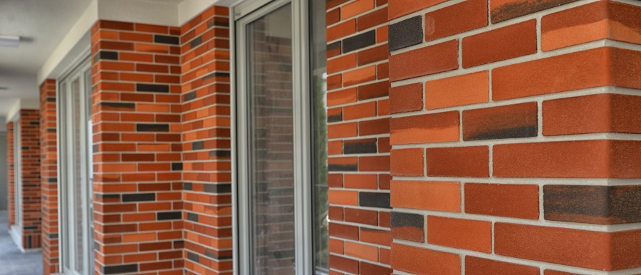 Lekkie płytki elastyczne imitujące cegłę na elewacji budynku wokół okien PromaDekor CE