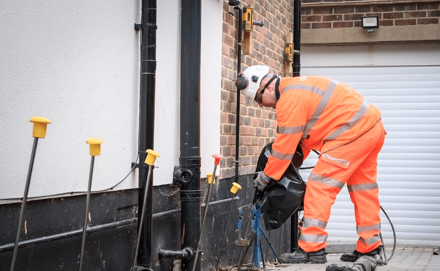 Podawanie geopolimeru do gruntu przez otwory w fundamencie – stabilizacja osiadającego budynku