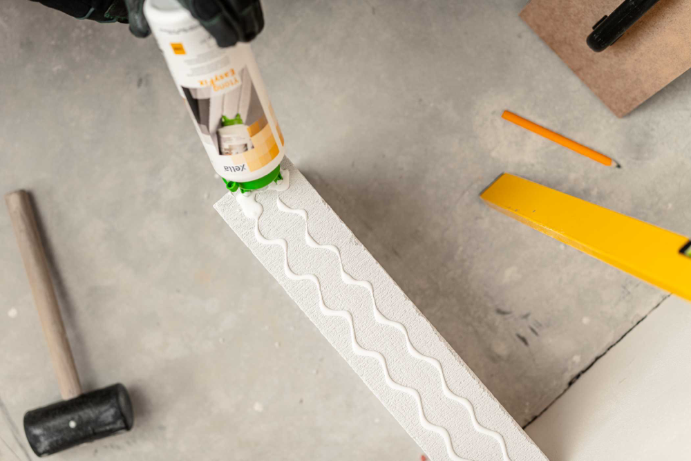 Aplikacja Ytong EasyFix bez zaprawy: zygzak kleju na krawędzi bloczka z betonu komórkowego