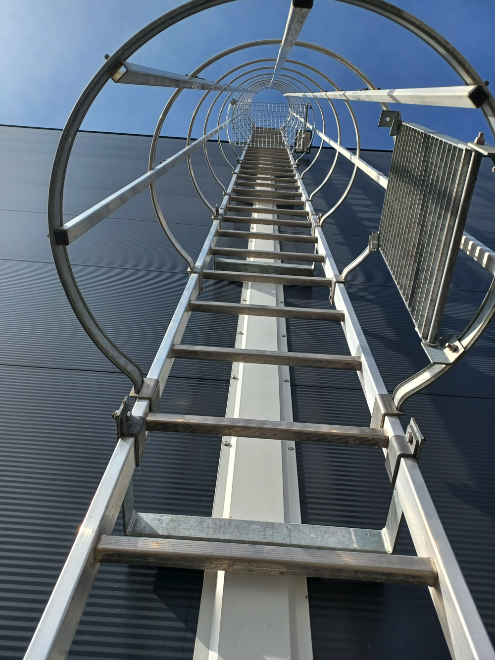 Drabinka przemysłowa prowadząca na dach 