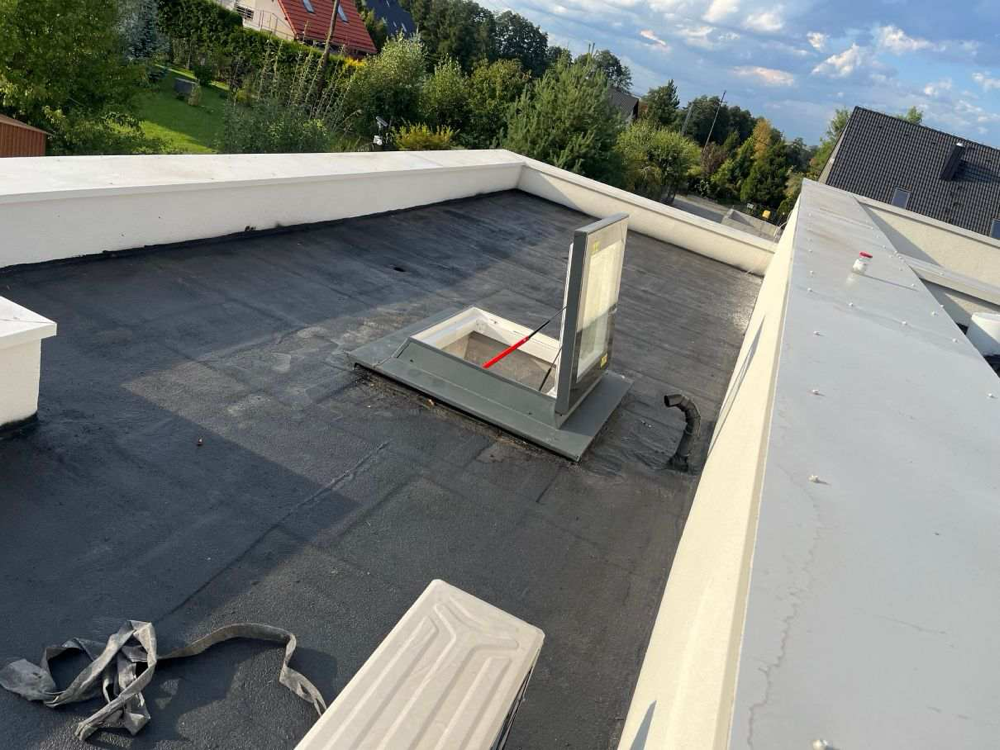 Naprawa dachu z papy – cena od 120 zł/m². Flexa Isolations CWS: płynna guma / membrana w płynie, uszczelnienie włazu.