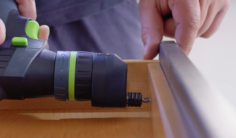 Jaka wkrętarka do skręcania mebli – wkręcanie blisko krawędzi w ciasnym miejscu 