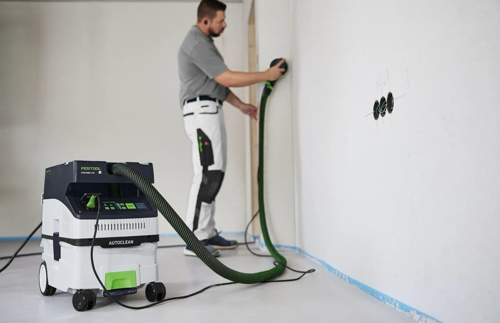 Jaki odkurzacz do szlifowania gładzi – odsysanie pyłu drobnego podczas prac wykończeniowych