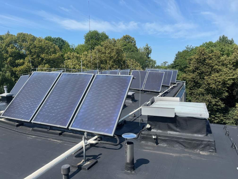 Naprawa dachu z papy – cena 120–300 zł netto/m². Membrana w płynie CWS oraz instalacja PV/solarna na dachu płaskim.