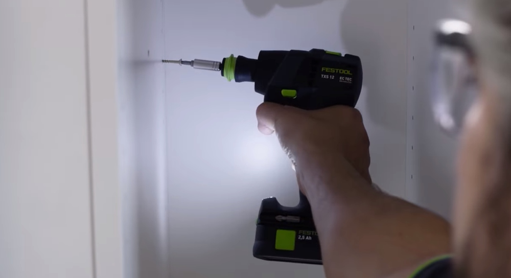 Jaka wkrętarka do skręcania mebli – wkręcanie blisko krawędzi w ciasnym miejscu 