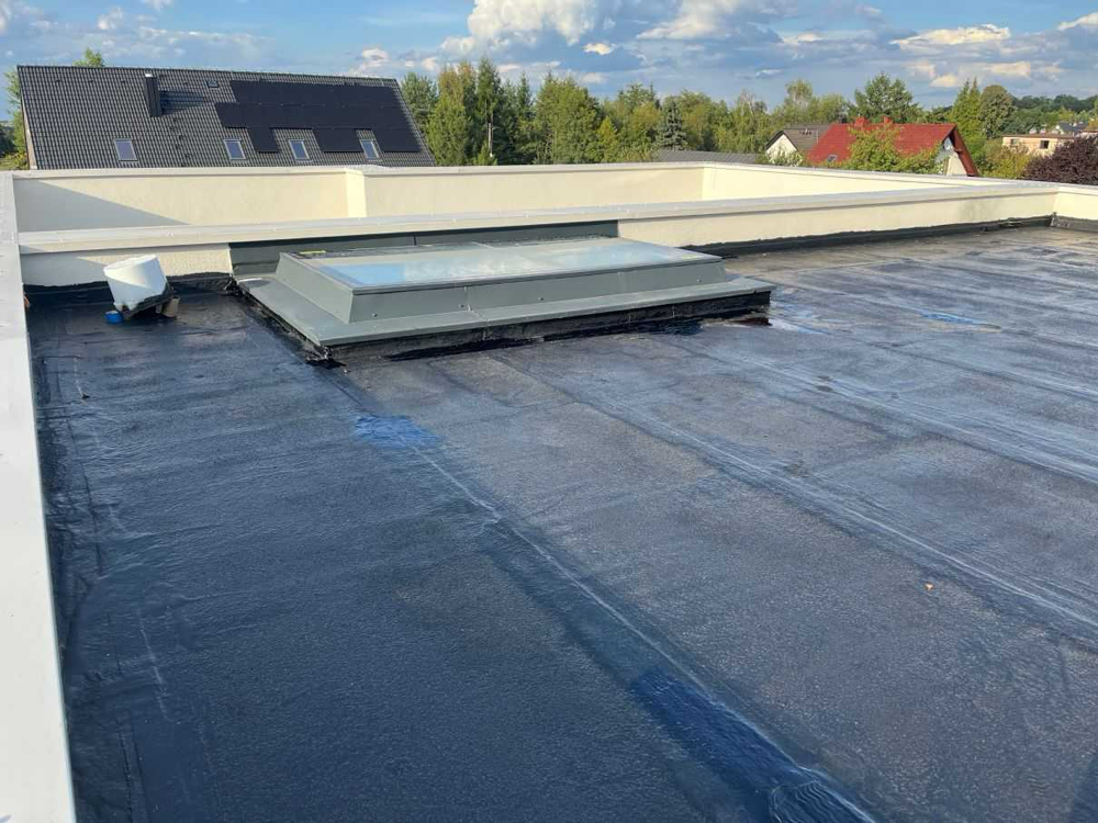 Uszczelnienie świetlika na dachu z papy w cenie naprawy od 120 zł/m². Flexa Isolations CWS, membrana w płynie.