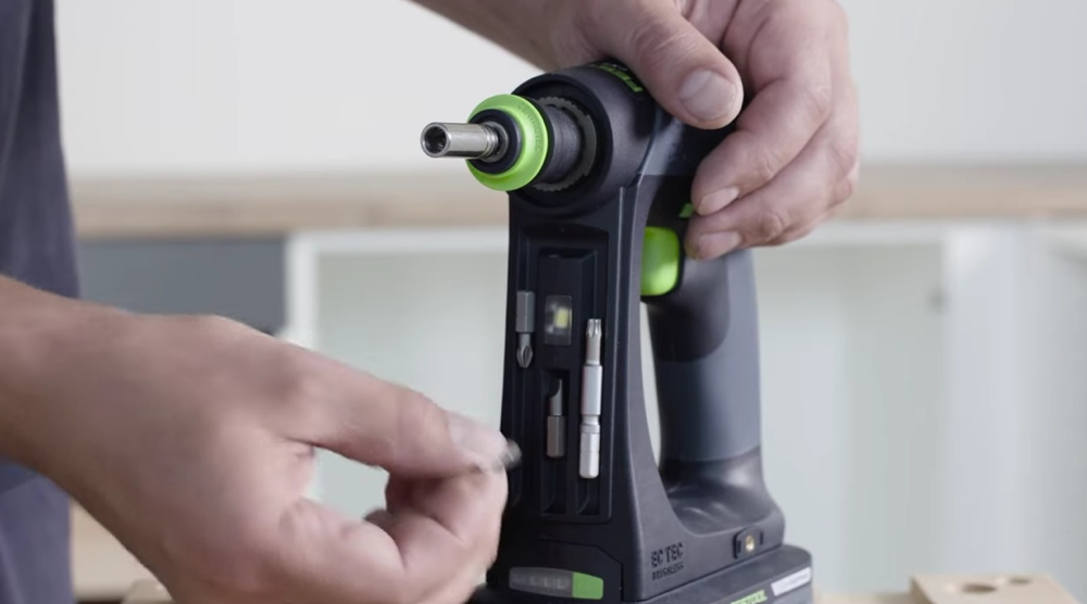 Jaka wkrętarka do skręcania mebli – szybka wymiana bitów i schowek na końcówki 