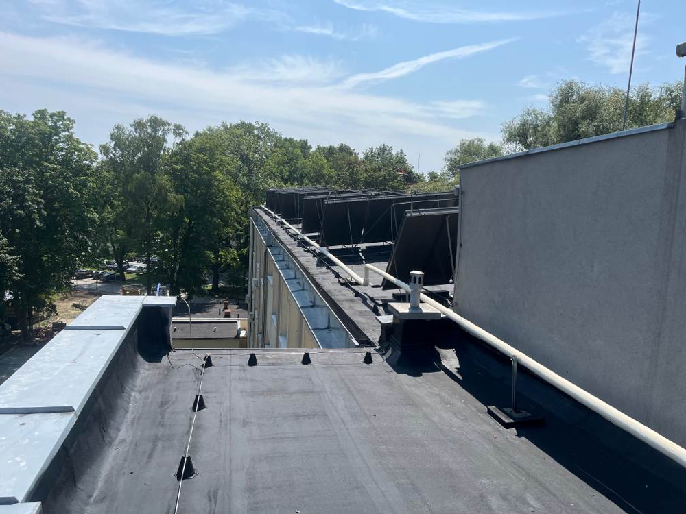 Koszt naprawy dachu z papy (CWS Flexa) – odnowiona powierzchnia dachu płaskiego po aplikacji membrany w płynie CWS.