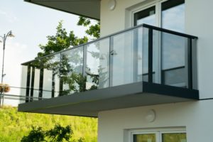 Balustrada szklano aluminiowa BSP Bracket System na balkonie.