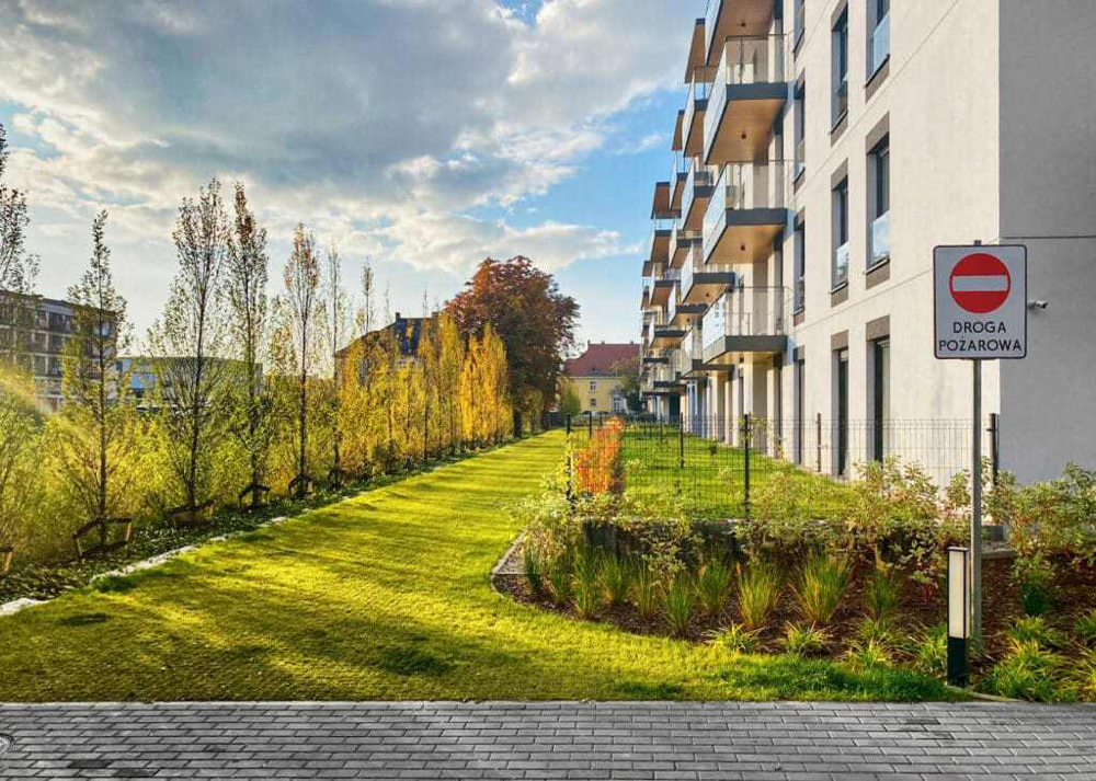Zielona droga pożarowa przy budynku wielorodzinnym w systemie eko kratki