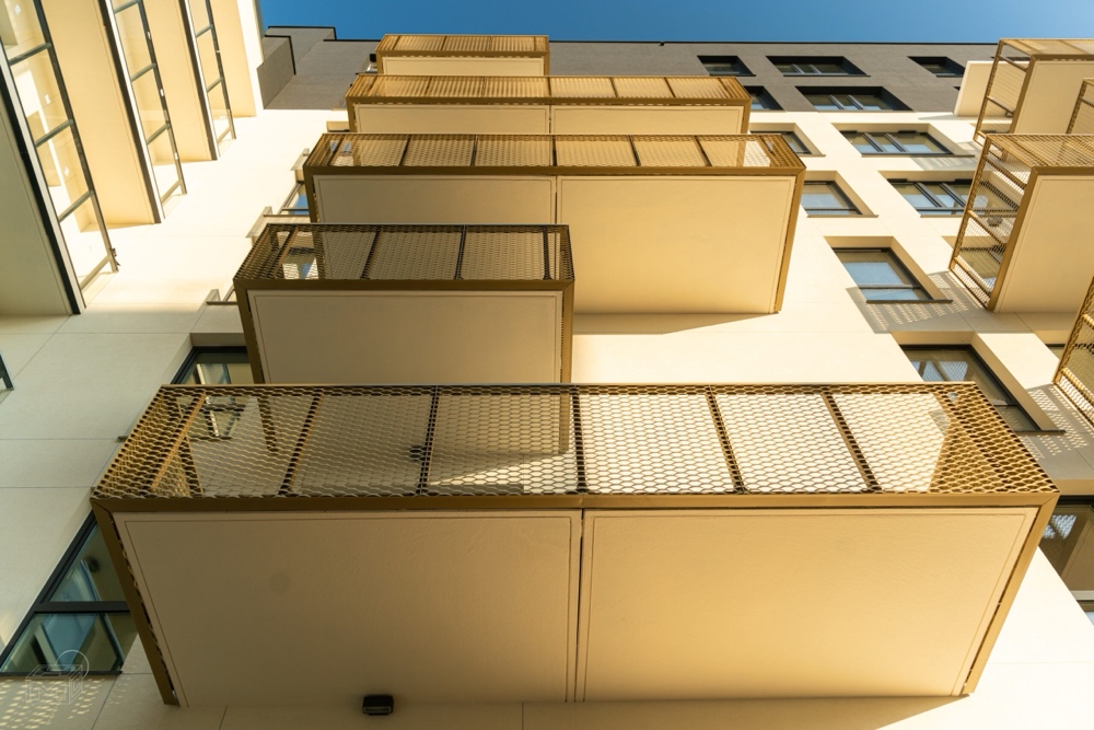 Balkony w bloku mieszkalnym widziane od dołu