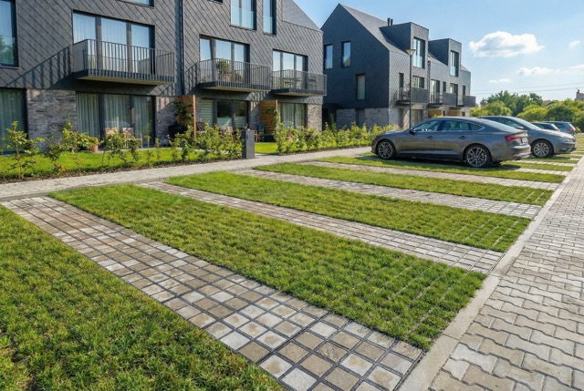 Parking przy zabudowie mieszkaniowej z trawą i kostką w systemie geoSYSTEM CITY