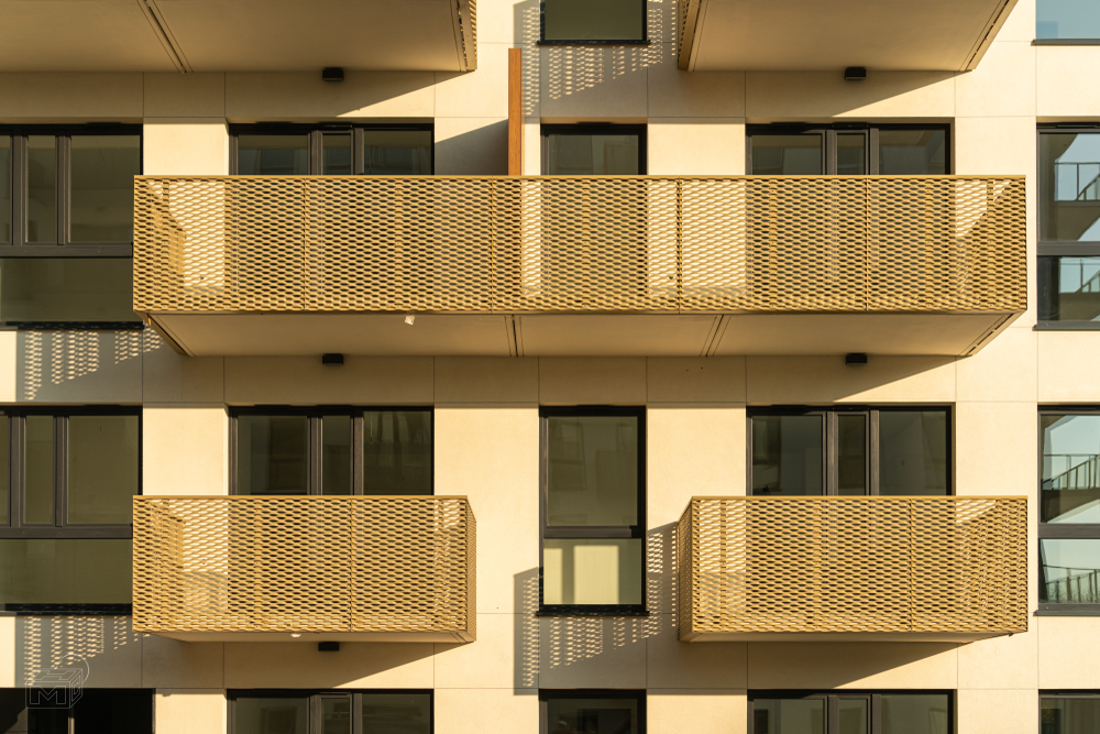 Balkony w bloku mieszkalnym wyposażone w balustrady