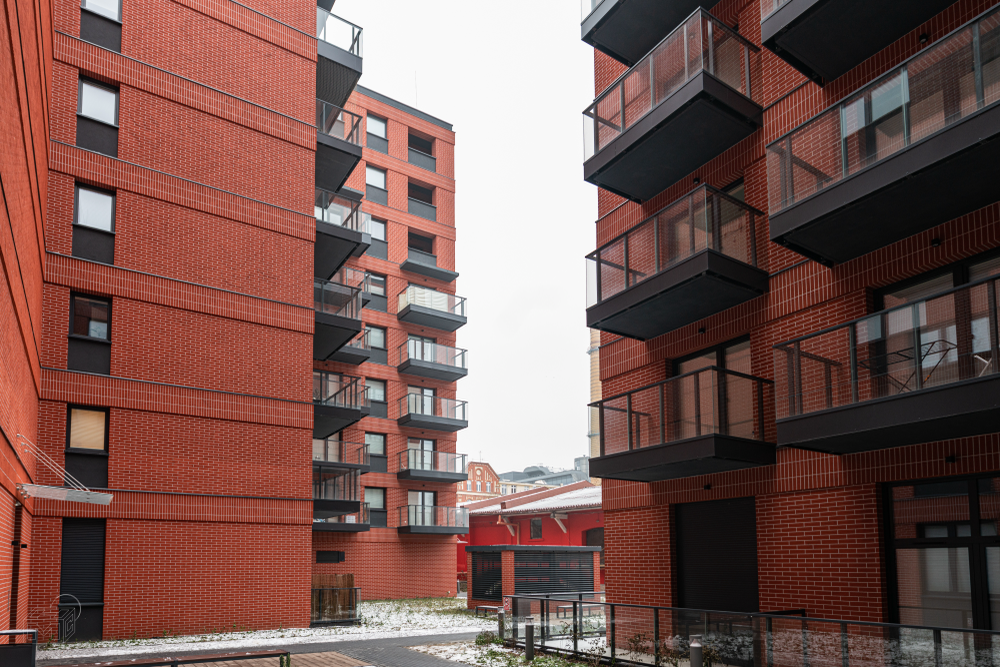 Nowoczesne systemy balustrad aluminiowych BSP KB na osiedlu Tuwima w Łodzi