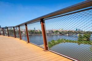 siatka z lin nierdzewnych na kładce pieszej – nowoczesna balustrada stalowa nad rzeką