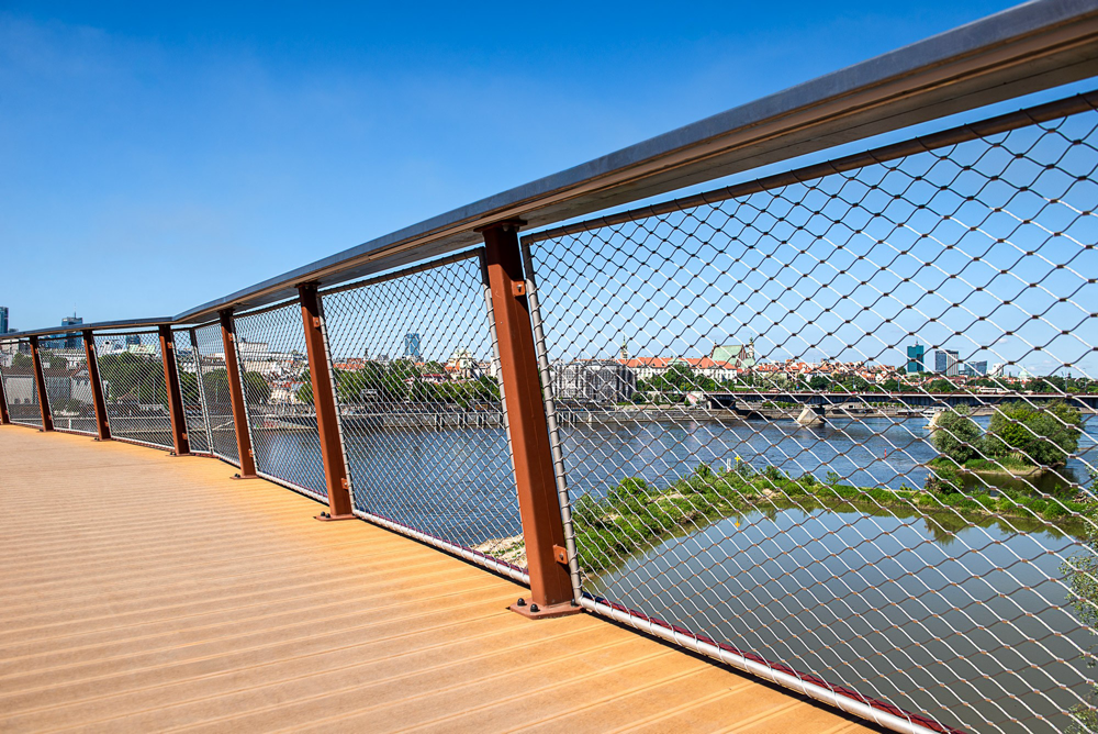 siatka z lin nierdzewnych na kładce pieszej – nowoczesna balustrada stalowa nad rzeką
