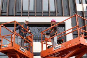 pracownicy na podestach ruchomych podczas szkolenia wysokościowego – bezpieczna praca na wysokości