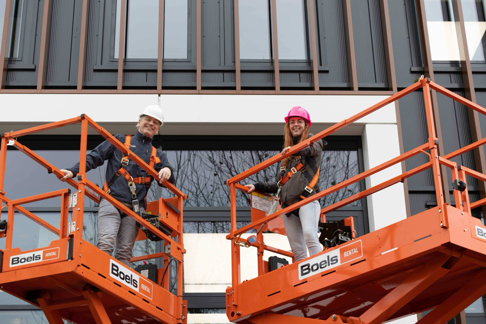 pracownicy na podestach ruchomych podczas szkolenia wysokościowego – bezpieczna praca na wysokości