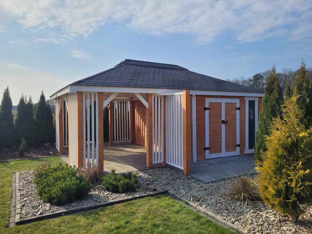 1. Altana z domkiem narzędziowym w nowoczesnym wydaniu, z białymi lamelami i kopertowym dachem.