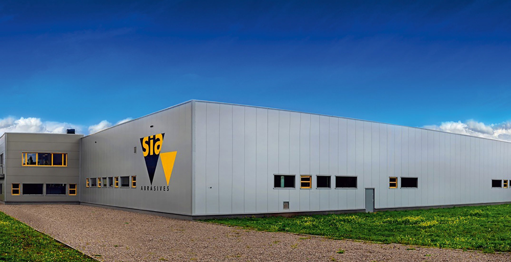 Hala Sia Abrasives Polska - szare płyty warstwowe, żółte i czarne ramy okienne